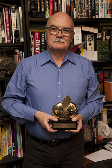 L'auteur avec le trophée du prix du roman noir décerné par les bibliothèques et médiathèques de Grand Cognac